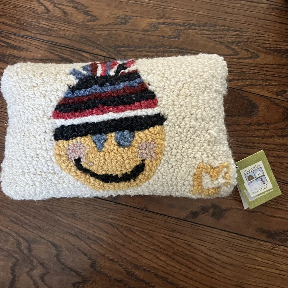 NWT Chandler 4 Corners Emoji In Snow hat 8
